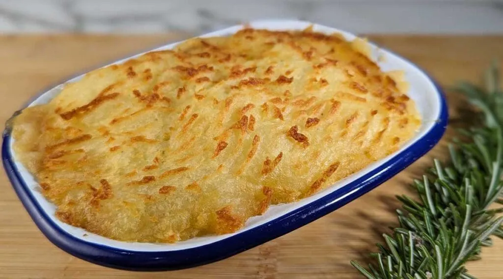 Fertig gebackenes Shepherd's Pie mit perfekt goldbrauner Kartoffelpüree-Haube, ideal für ein Abendessen