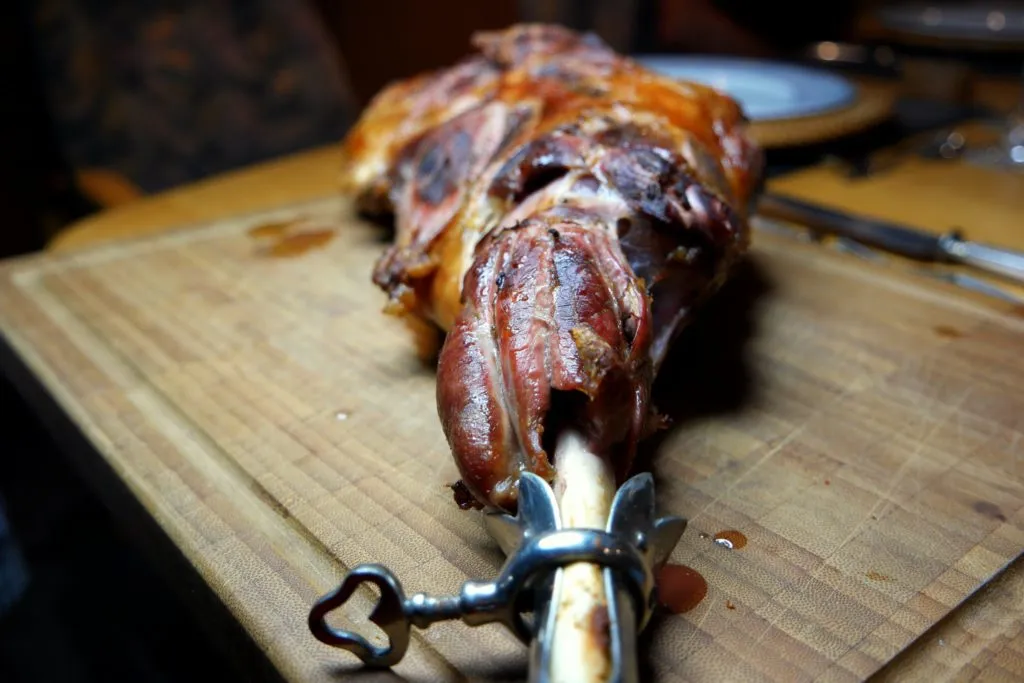 Fertig gebratene Lammkeule mit knuspriger Kruste nach dem Sous-vide Bad