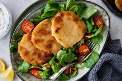Fertig gebratene Sellerieschnitzel auf dem Teller