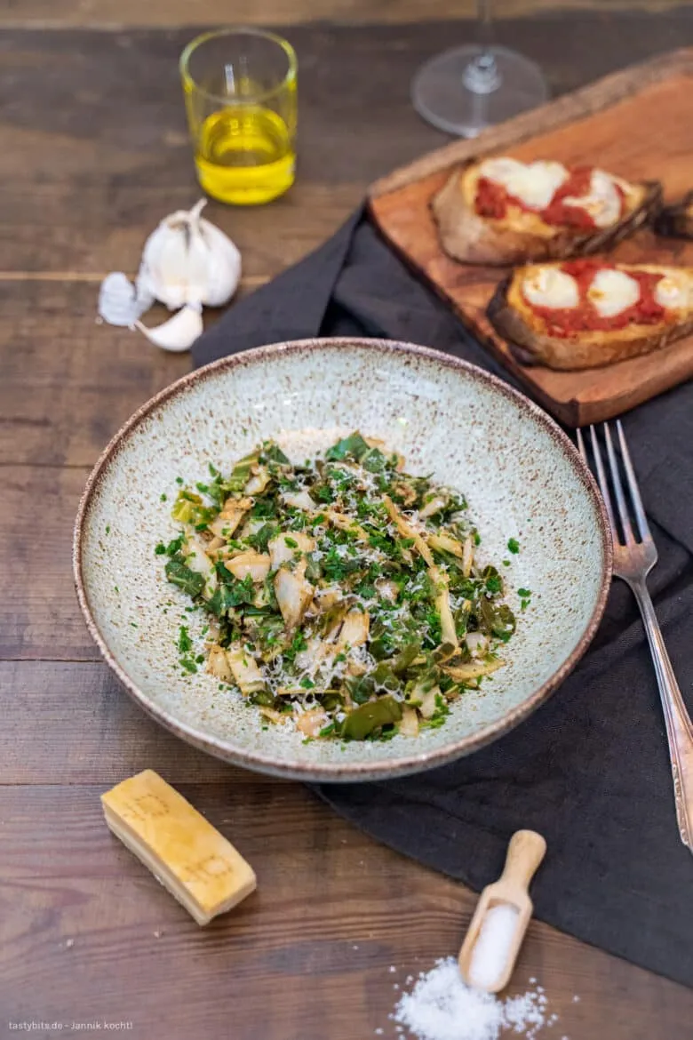 Fertig gebratener Mangold italienischer Art, appetitlich angerichtet und bereit zum Servieren.