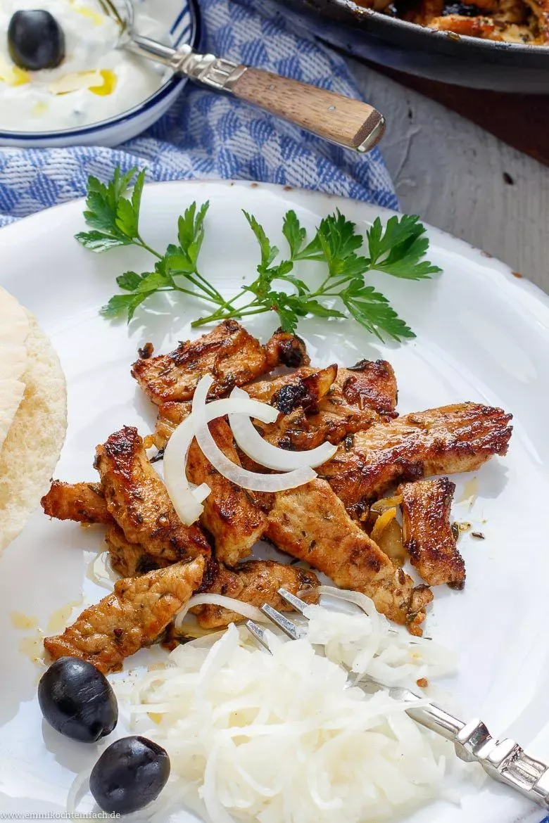 Fertig gebratenes Gyros mit Zwiebeln, servierfertig aus der Pfanne, ein einfaches Gyros Rezept für zu Hause