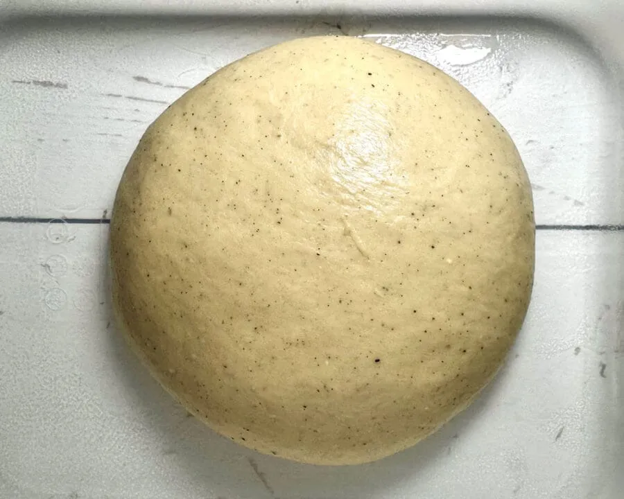 Fertig gekneteter Teig für Hefe-Apfelkuchen mit Streusel.