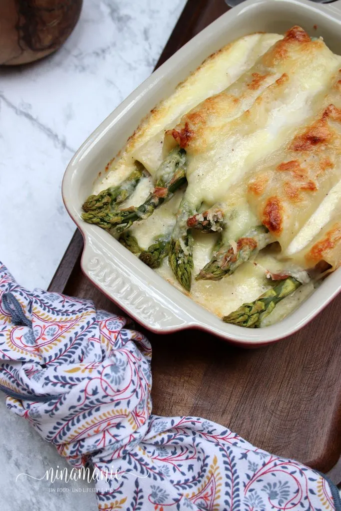 Fertig gerollte Spargel-Schinken-Lasagne-Röllchen in einer Auflaufform, bereit für die Béchamelsauce