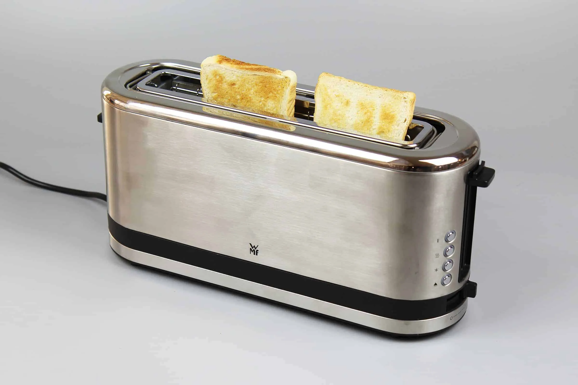 Fertig geröstete Toastscheiben, die weit genug aus dem WMF Küchenminis Toaster ragen