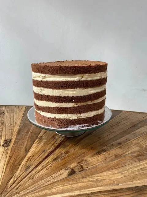 Fertig geschichtete Hochzeitstorte vor dem Eindecken mit Buttercreme