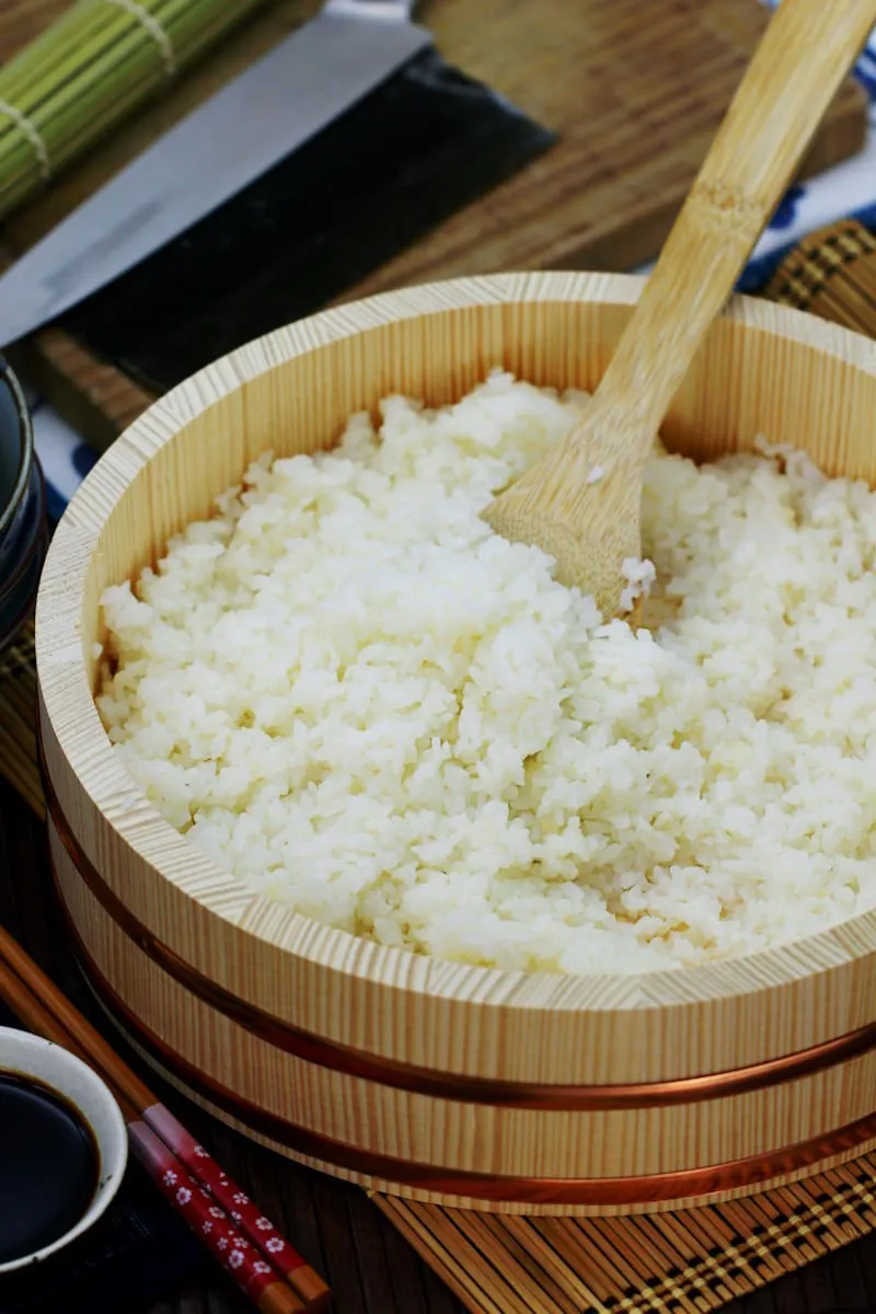 Fertig gewürzter und perfekt gekochter Sushi Reis, appetitlich angerichtet in einer Holzschale