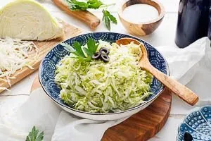 Fertig kannst du den griechischen Krautsalat servieren.