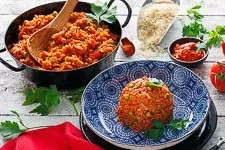 Fertig zubereiteter Djuvec Reis in einer Servierschale, appetitlich angerichtet und bereit, genossen zu werden.