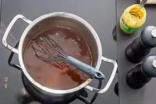 Fertige Bratensoße wird abgeschmeckt