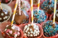 Fertige Cake-Pops kunstvoll präsentiert, eine köstliche Ergänzung zum Olaf Geburtstagskuchen.