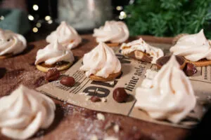 Fertige Feenküsse auf einem Backblech