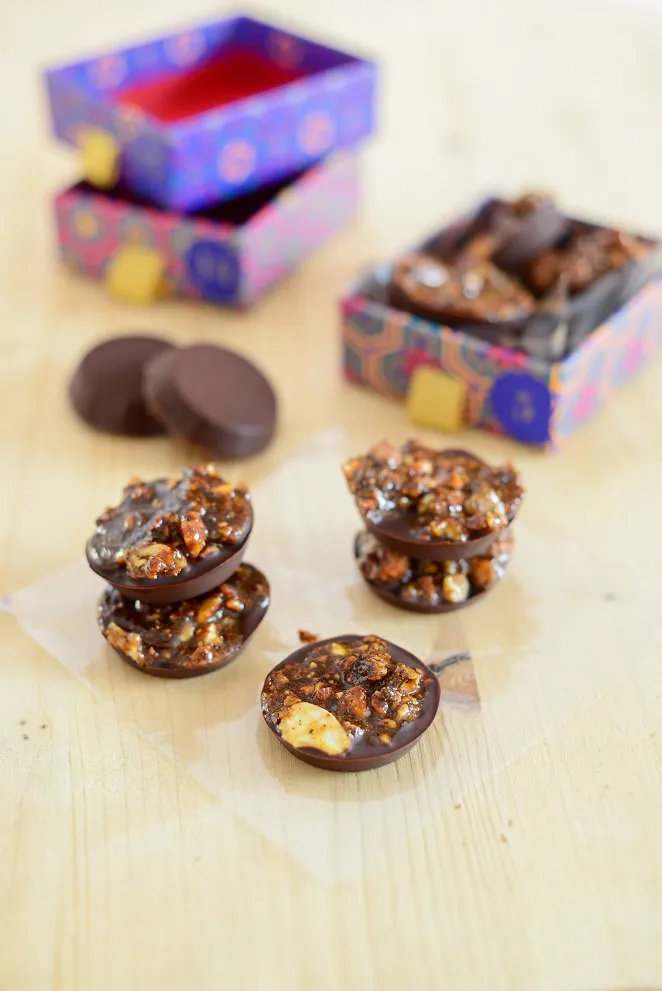 Fertige Florentiner mit glänzender Schokoladenunterseite und knuspriger Mandelkaramellschicht.