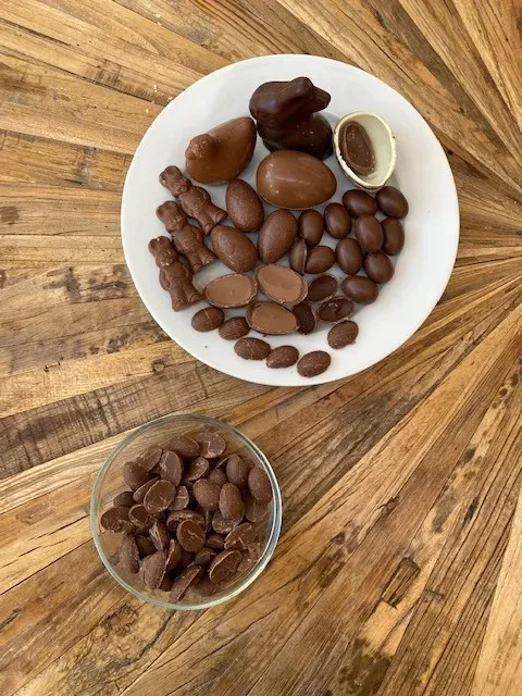 Fertige gesprenkelte Oberfläche der Ostertorte vor dem Fault Line Dekor