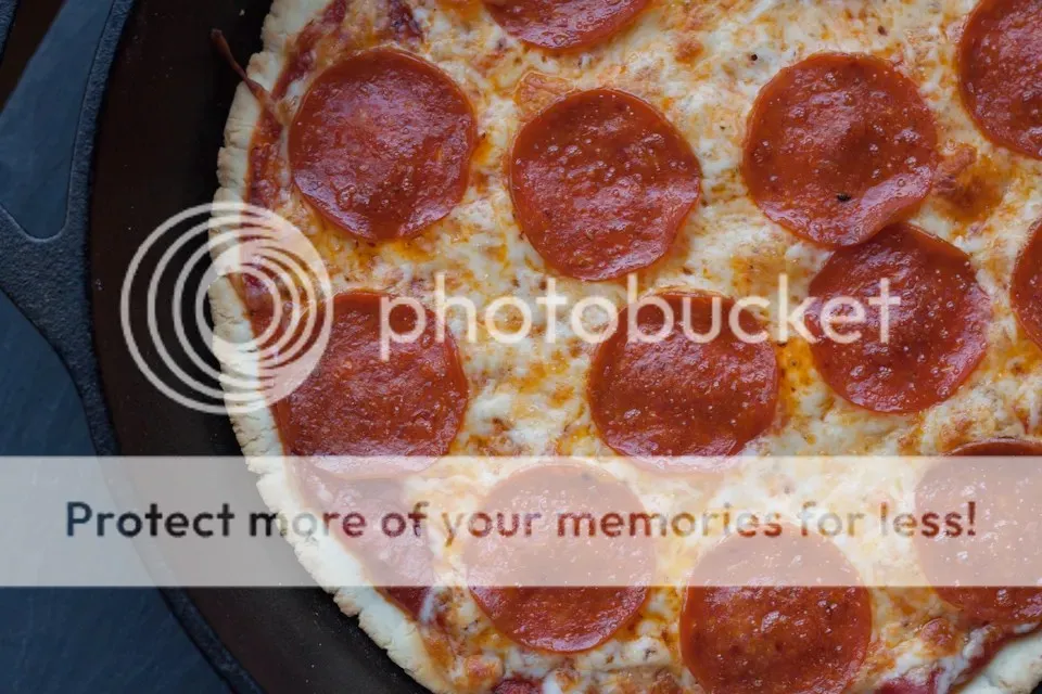 Fertige glutenfreie Pizza mit knusprigem Käse