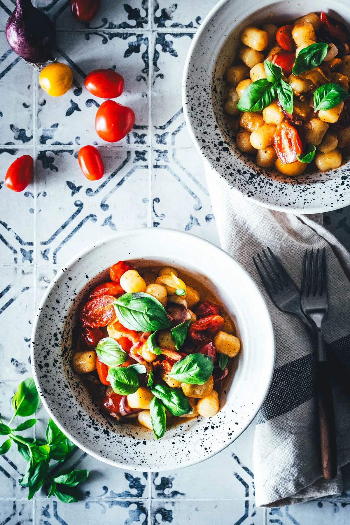 Fertige Gnocchi-Pfanne mit geschmolzenem Mozzarella und frischem Basilikum.