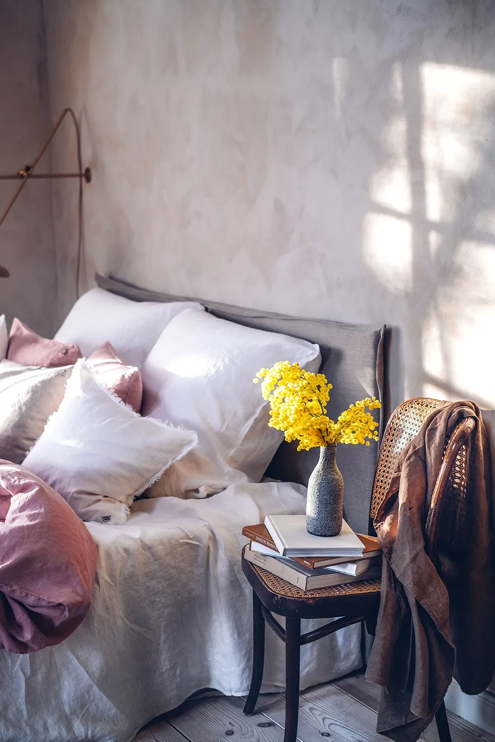 Fertige Heidelbeer-Pancakes auf einem Holztisch mit Kaffee und Bettwäsche
