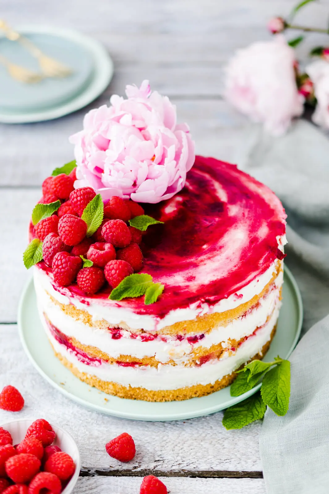 Fertige Himbeer Joghurt Sahne Torte mit Dekoration