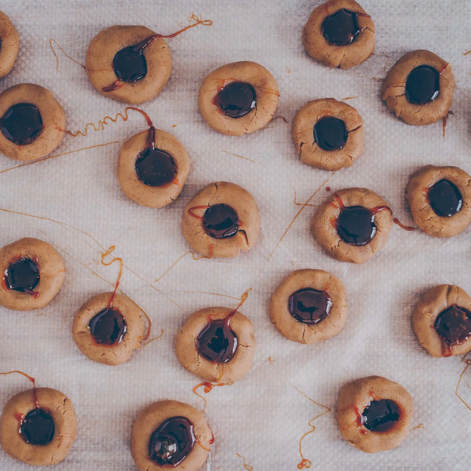 Fertige Karamell-Thumbprint Cookies, perfekt gebacken und mit glänzendem Karamell gefüllt, auf einem Rost zum Abkühlen