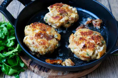 Fertige Kaspressknödel mit Käsefüllung in der Pfanne gebraten