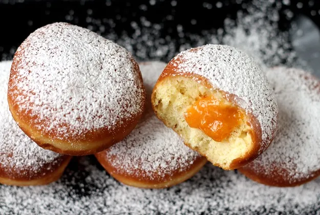 Fertige, luftige Krapfen mit zartem Schmelz