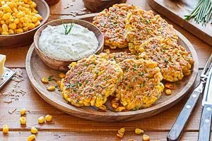 Fertige Maispuffer mit Dip