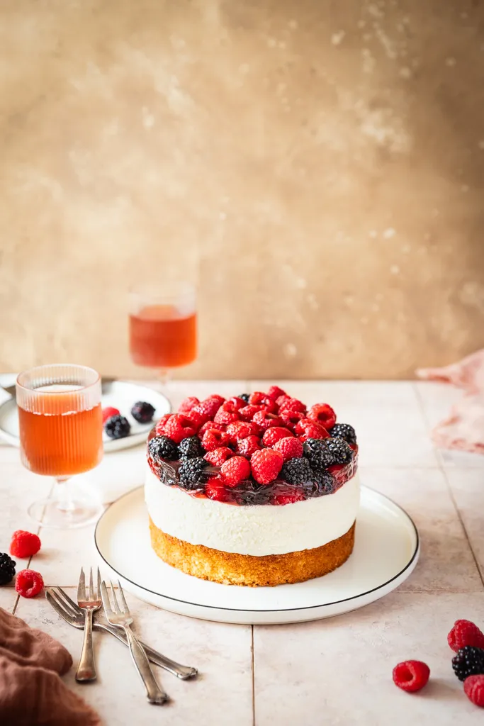 Fertige Mascarpone Joghurt Sahne Torte auf einem Teller, bereit zum Servieren
