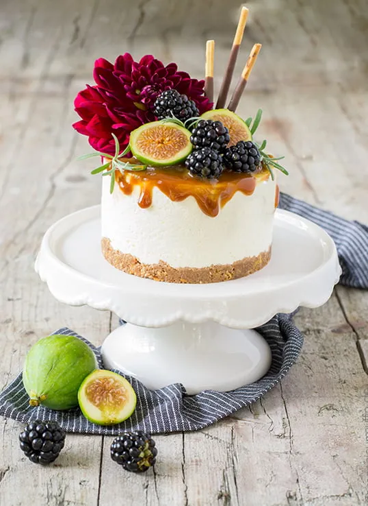 Fertige Mikado-Törtchen mit Karamell und Früchten