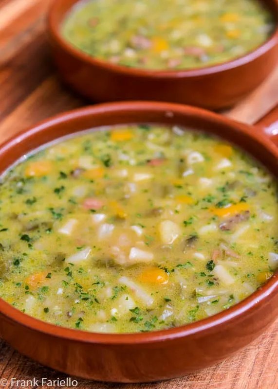 Fertige Minestrone alla Genovese mit frischem Pesto in einer Schüssel, servierbereit