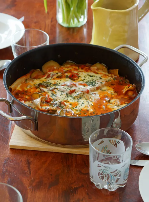 Fertige One-Pot Lasagne vegetarisch in tiefer Pfanne servierfertig
