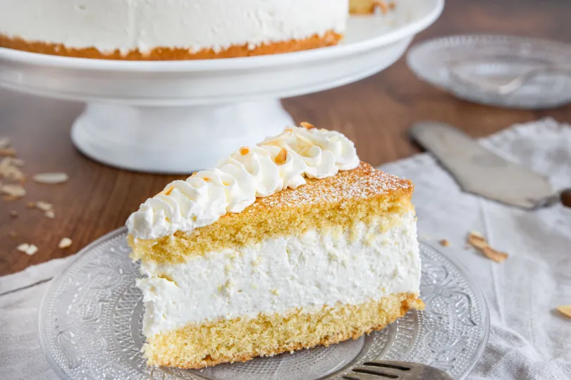 Fertige Quark-Sahne-Torte nach DDR-Rezept, bestäubt mit Puderzucker