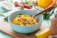 Fertige Reispfanne, garniert mit frischer Petersilie