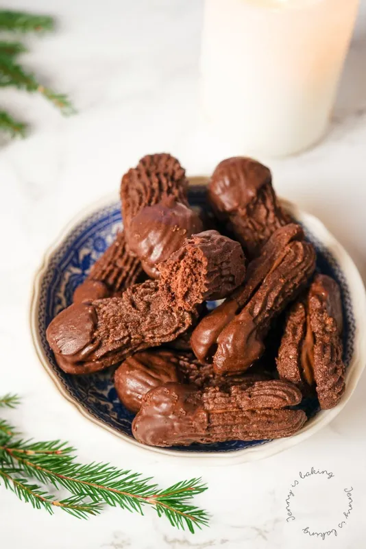 Fertige Schoko-Nougatstangen, liebevoll präsentiert auf einem Teller, perfekt für die Weihnachtszeit.
