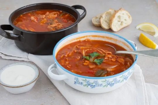 Fertige Soljanka nach einfachem DDR-Rezept appetitlich angerichtet