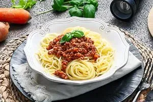 Fertige Spaghetti Bolognese mit frischem Parmesan serviert