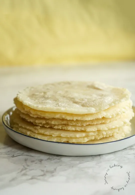 Fertige Tacos al Pastor mit Salsa und Koriander