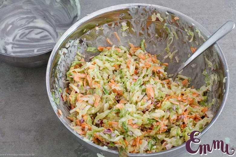 Fertiger Coleslaw Salat, frisch vermengt und bereit zum Servieren