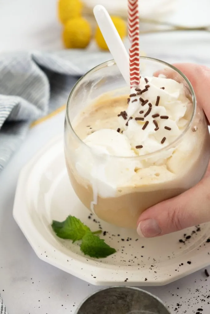 Fertiger Eiskaffee mit viel Sahne und Schokoraspeln in einem Glas