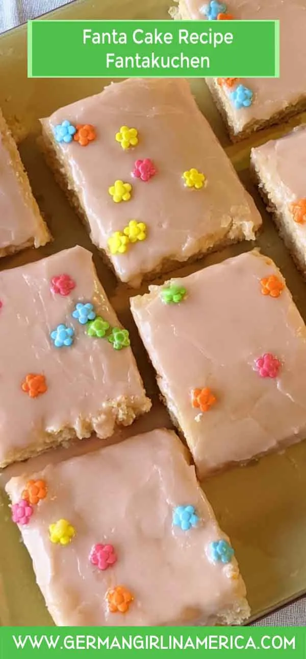 Fertiger Fantakuchen mit bunter Dekoration, perfekt für Kinderpartys