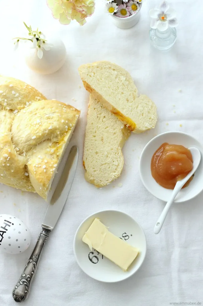 Fertiger, goldbrauner Hefezopf mit Hagelzucker