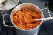 Fertiger griechischer Tomatenreis in einer Pfanne vermischt