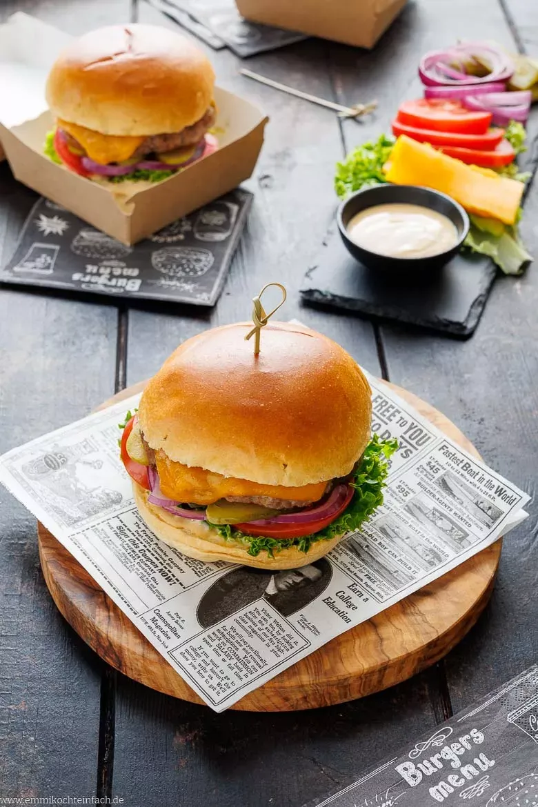 Fertiger Hamburger mit Rindfleischpatty, Käse und knusprigen Pommes