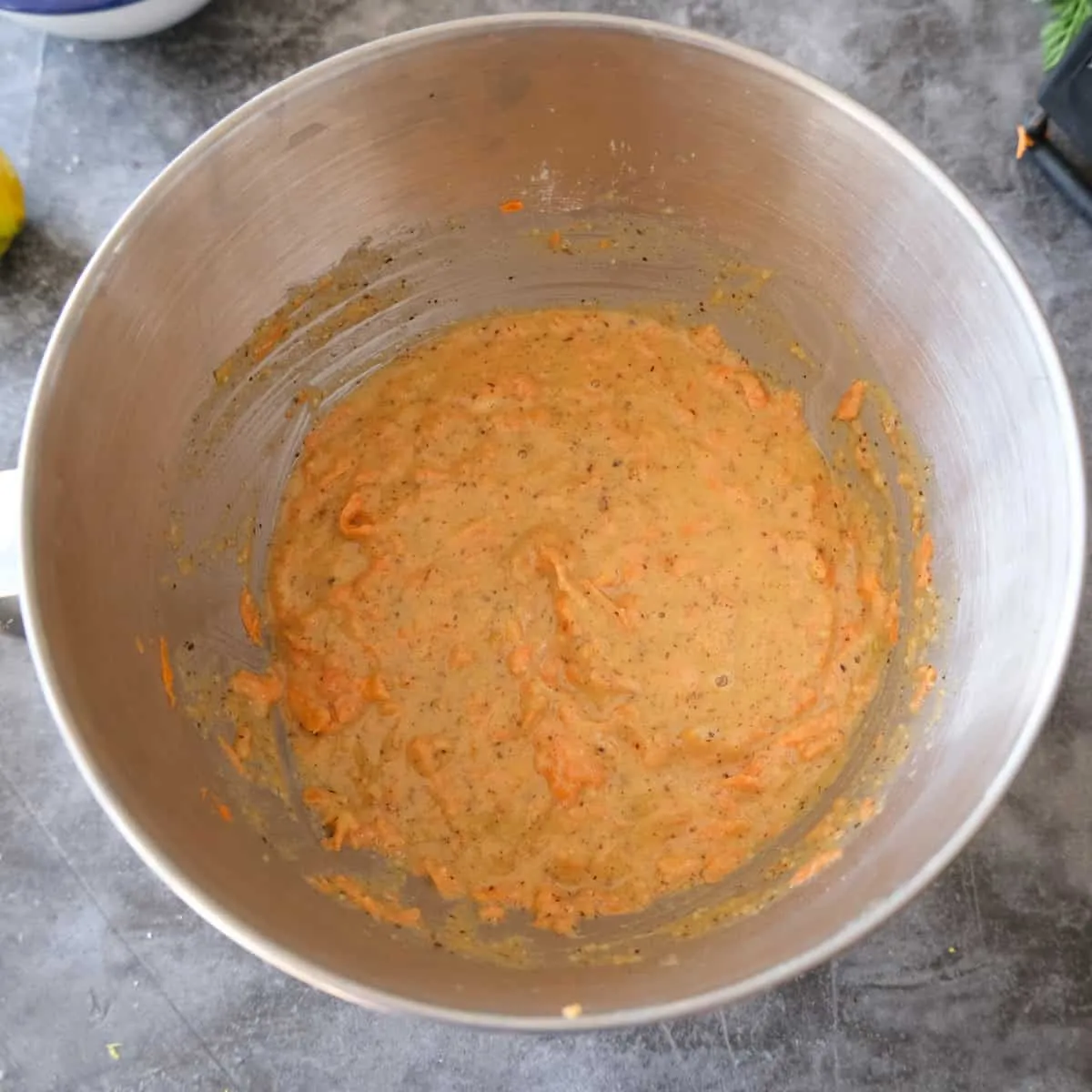Fertiger Rüblikuchen-Teig mit geriebenen Karotten in einer Schüssel, bereit zum Backen