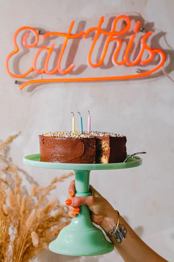 Fertiger veganer Geburtstagskuchen, bereit zum Servieren