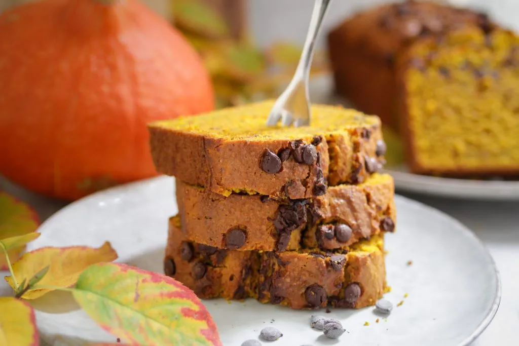 Fertiger veganer Kürbiskuchen mit Schokodrops