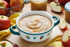 Fertiges Apfelmus in Gläsern