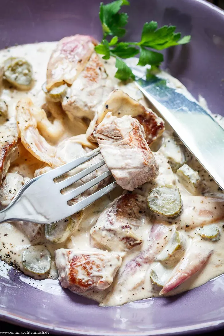 Fertiges, cremig angerichtetes Rahm-Rinderfilet Stroganoff mit frischen Beilagen, ein perfektes schnelles Hauptgericht.