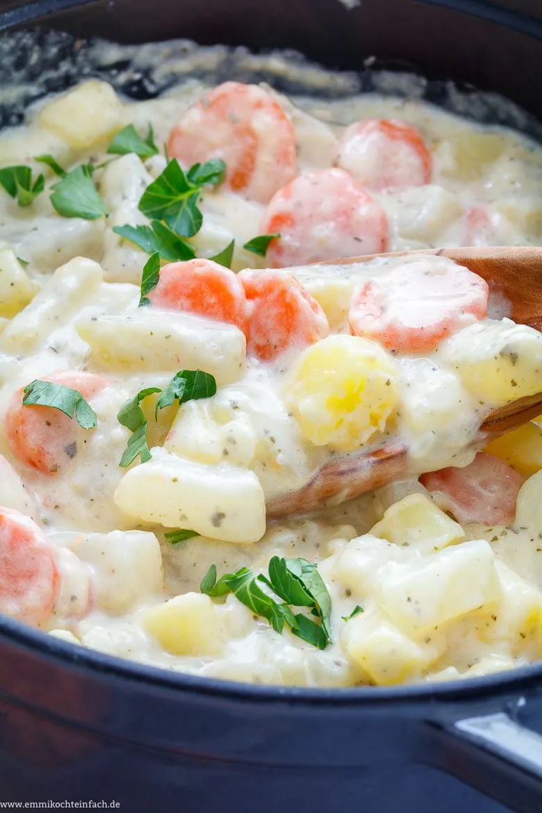 Fertiges cremiges Kohlrabigemüse mit Kartoffeln und Möhren, ideal als Hauptgericht