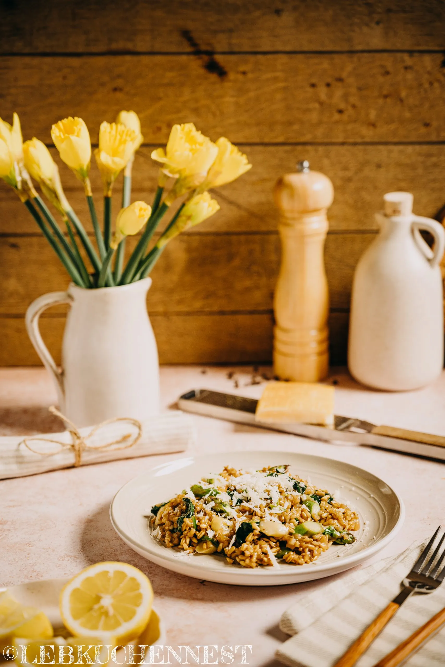 Fertiges Hafer-Risotto mit grünem und weißem Spargel auf dem Teller