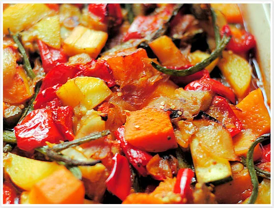 Fertiges Ratatouille aus dem Ofen, eine herbstliche Gemüsepfanne