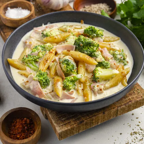 Fertiges Schupfnudel-Gericht: Ansprechende Präsentation einer Mahlzeit mit knusprigen Schupfnudeln, Brokkoli und cremiger Sauce